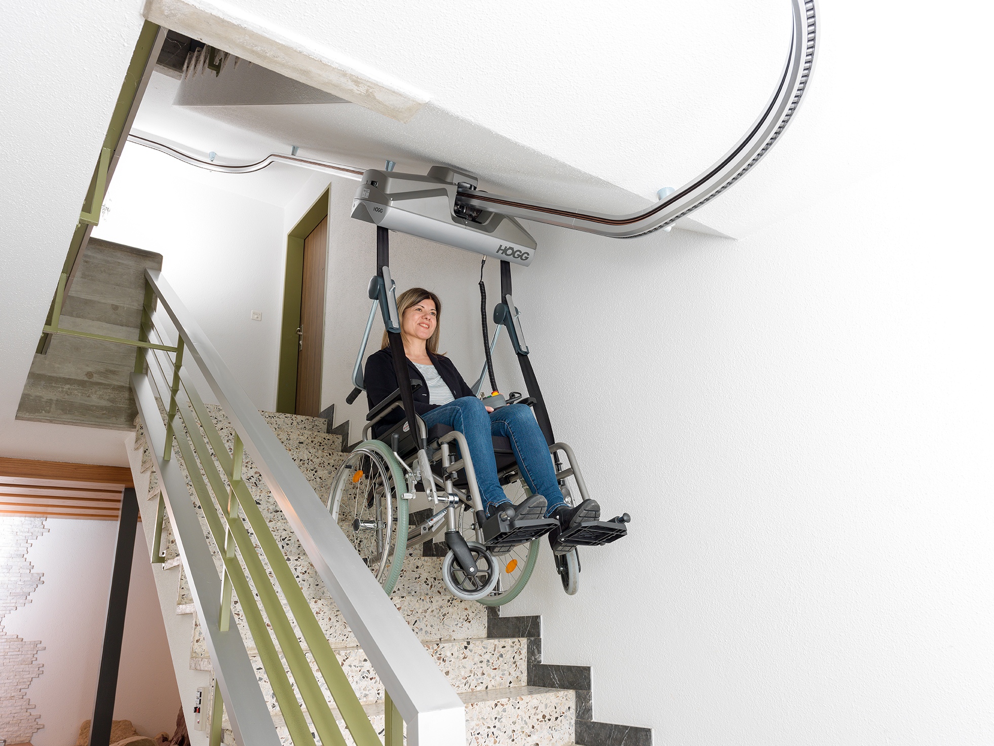 Elevador aéreo para personas en silla de ruedas, con instalación en el techo para mayor comodidad en Málaga.