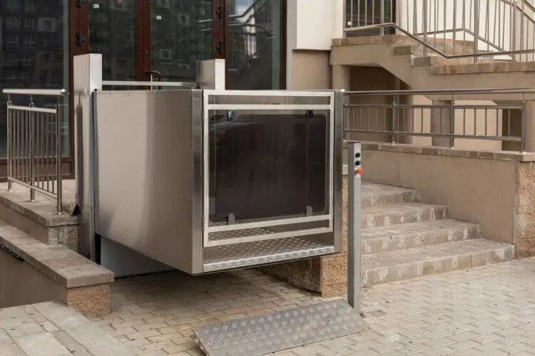 Salvaescaleras para silla de ruedas con plataforma elevadora resistente, diseñado para accesos exteriores en Málaga.