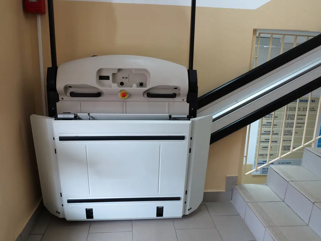 Plataforma elevadora para escaleras en Málaga, ideal para accesibilidad en espacios reducidos.