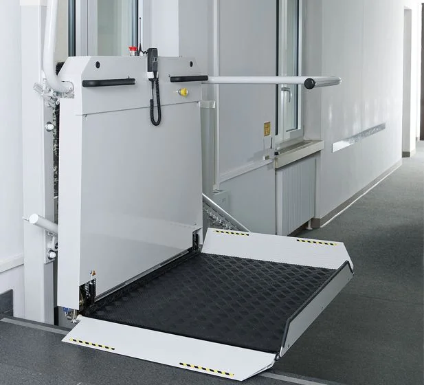 Salvaescaleras de pie con plataforma antideslizante, ideal para personas con movilidad reducida en Málaga.