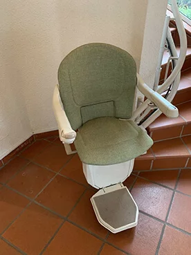 Salvaescaleras Lifta para escaleras curvas, ideal para alquiler temporal, ayuda técnica accesible.