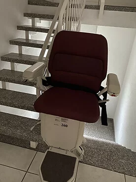 Salvaescaleras curvo Lifta con sistema de doble raíl, disponible para alquiler o compra financiada.