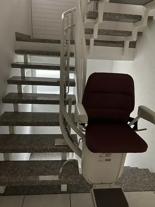 Salvaescaleras Lifta modelo 260 instalado en escalera curva