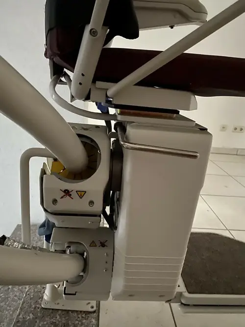 Motor y aviso sobre carga máxima del salvaescaleras Lifta 260