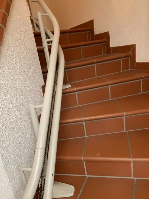 Riel curvo del salvaescaleras Lifta 6100 para escaleras estrechas