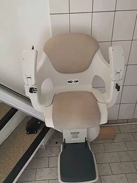 Salvaescaleras recto Thyssenkrupp con sistema monorraíl, alquiler adaptado al recorrido de escaleras rectas.