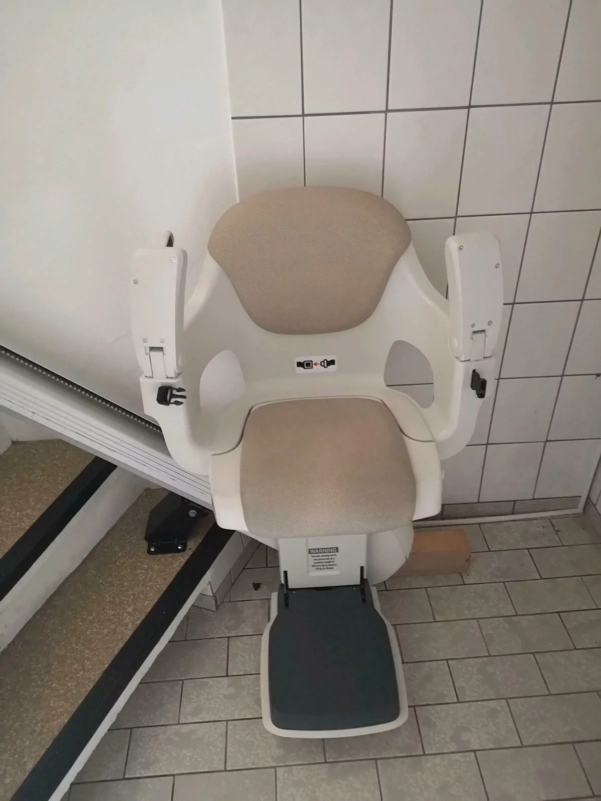 Asiento ergonómico del salvaescaleras Thyssenkrupp Levant para escaleras rectas