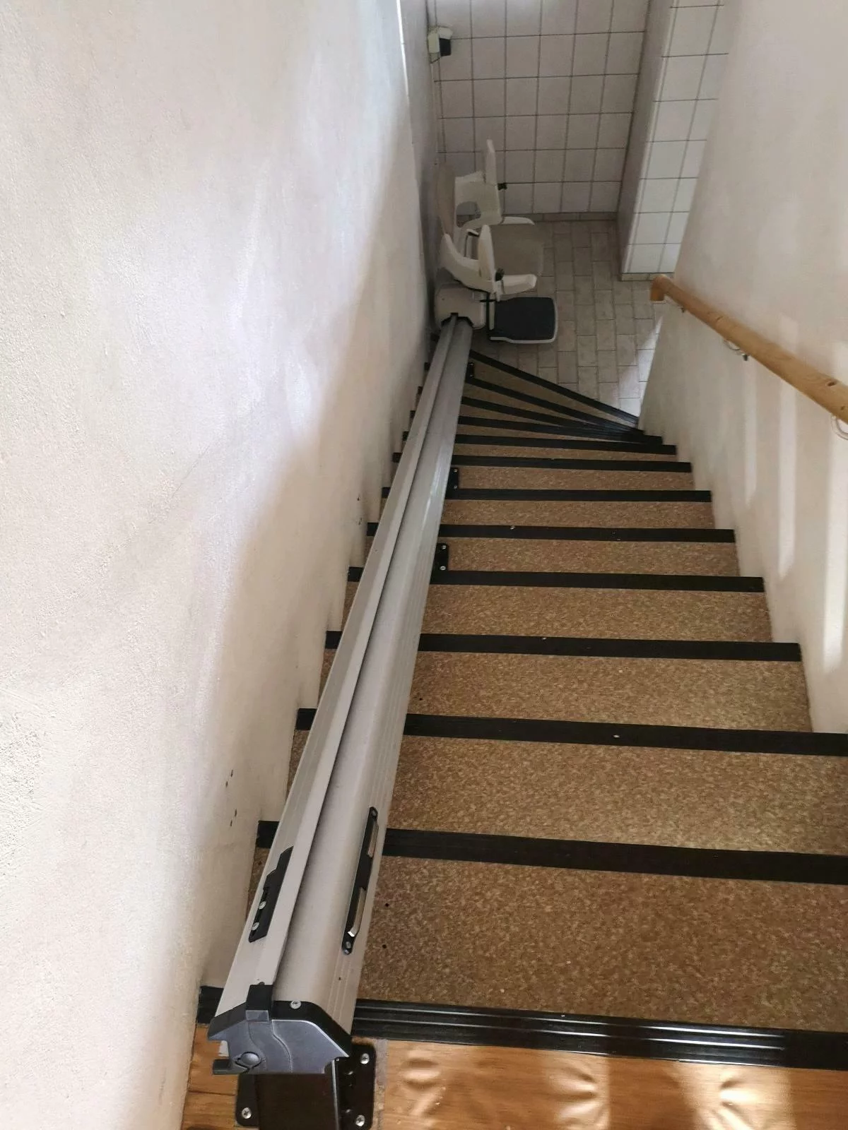 Riel recto de 4 metros del salvaescaleras Thyssenkrupp Levant instalado en escalera recta