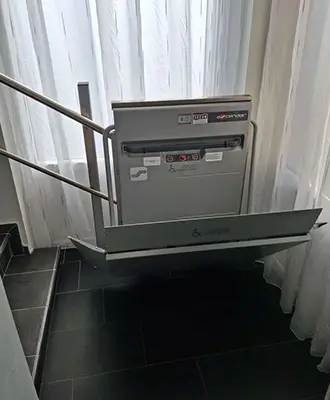 Plataforma salvaescaleras (interior) — plataforma plegada en Mendaro, País Vasco